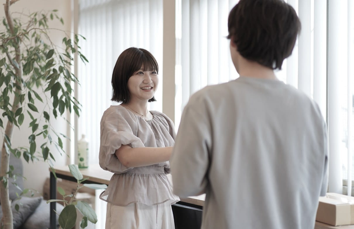 同僚と立ち話をする様子