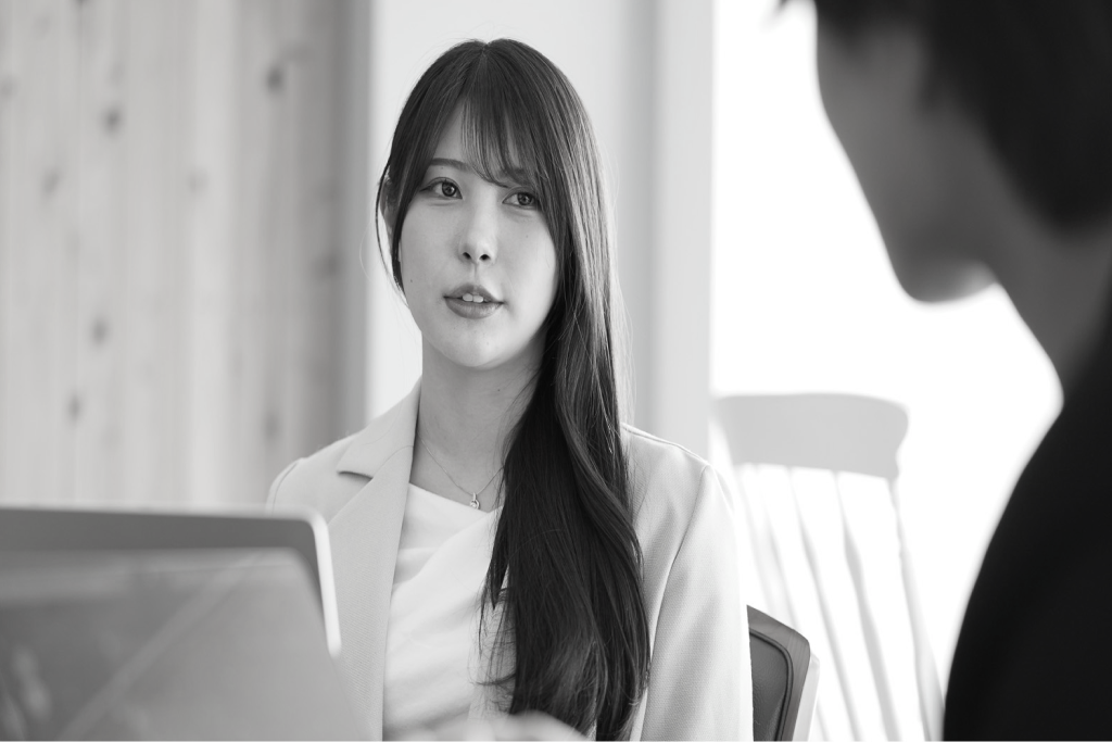 打ち合わせで話を聞く社員