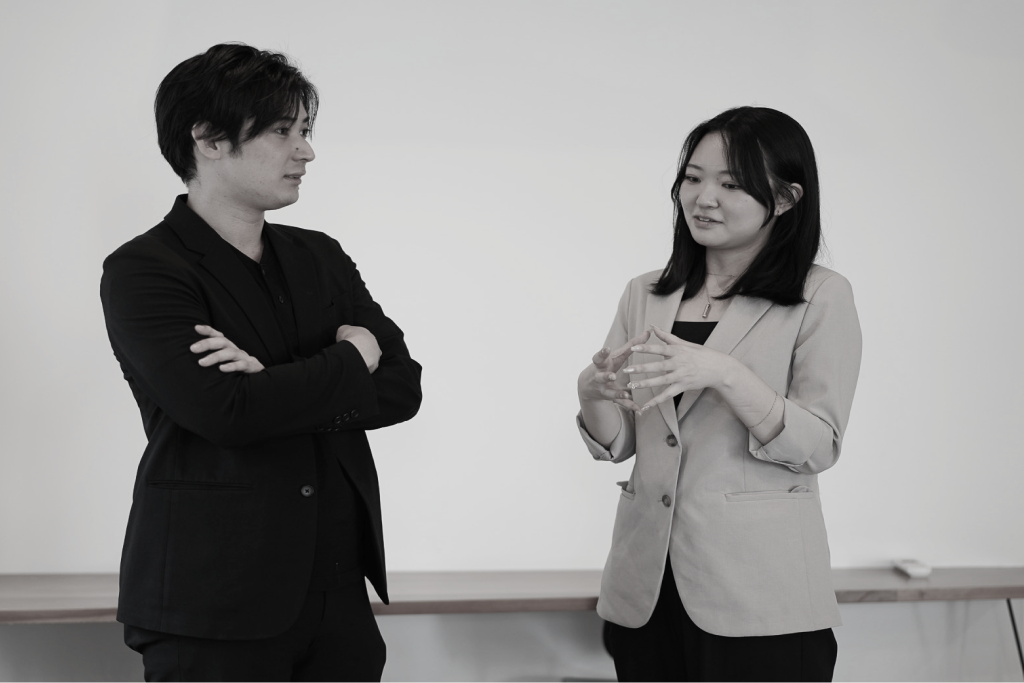 立ち話をする社員たち